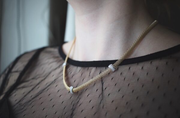 Ava – halsband i flätat 18 karat guld förgyllt silver med zirkonia stenar 45 cm
