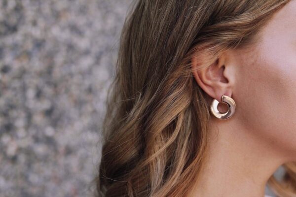 Adriana – øreringe feminin model i 18 karat rosaforgyldt sølv 2 cm bredde