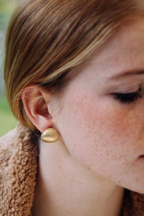 Cecilia – øreringe feminin model i 18 karat guld forgyldt sølv 1,5 cm bredde