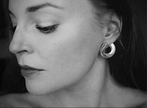 Adriana – øreringe feminin model i rhodineret sølv 2 cm bredde