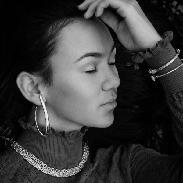 Yasmine – øreringe fashion design i rhodineret sølv 8 cm